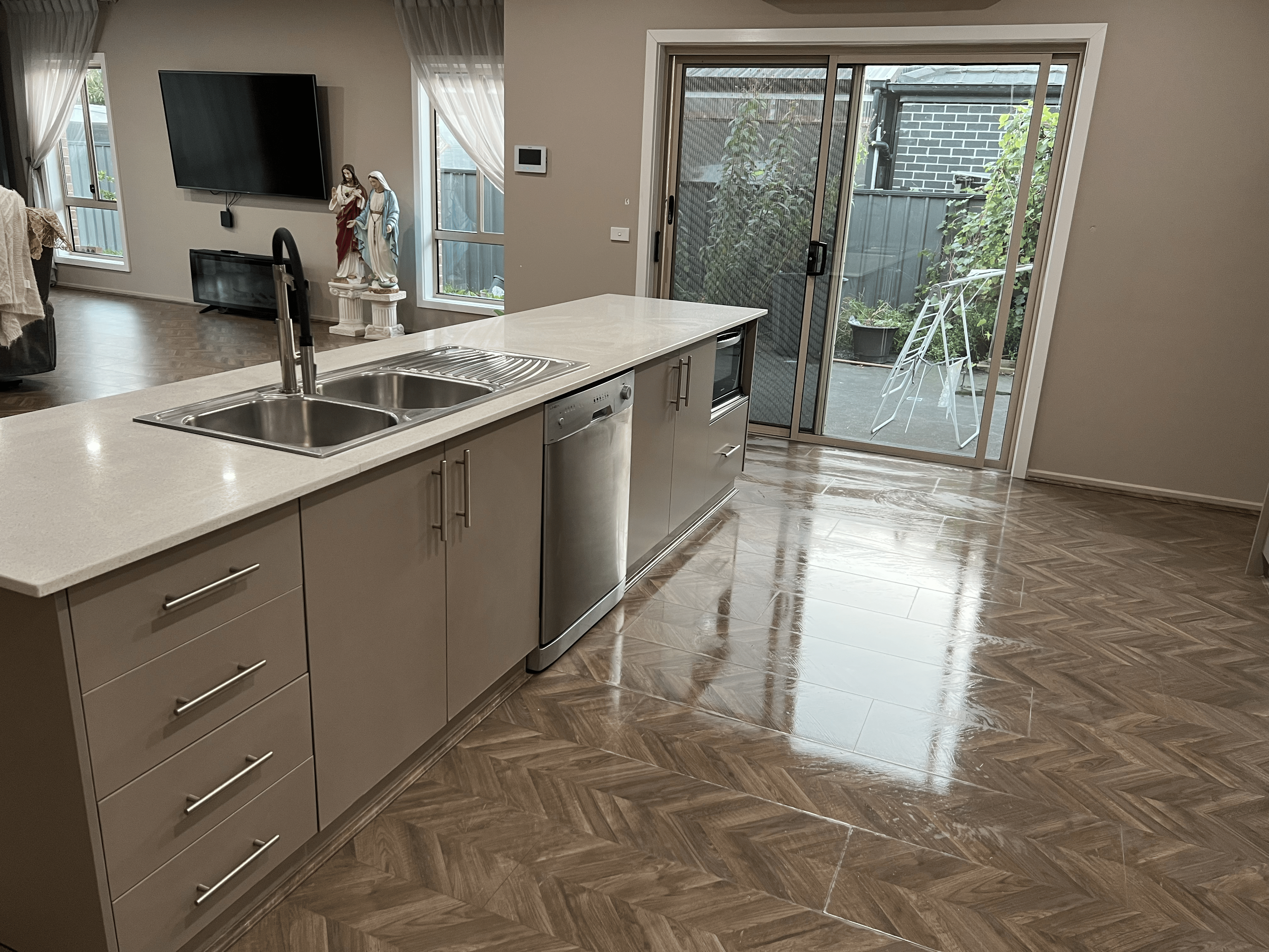 Polished kitchen and floor cleaning result by Diamond Spark Cleaning