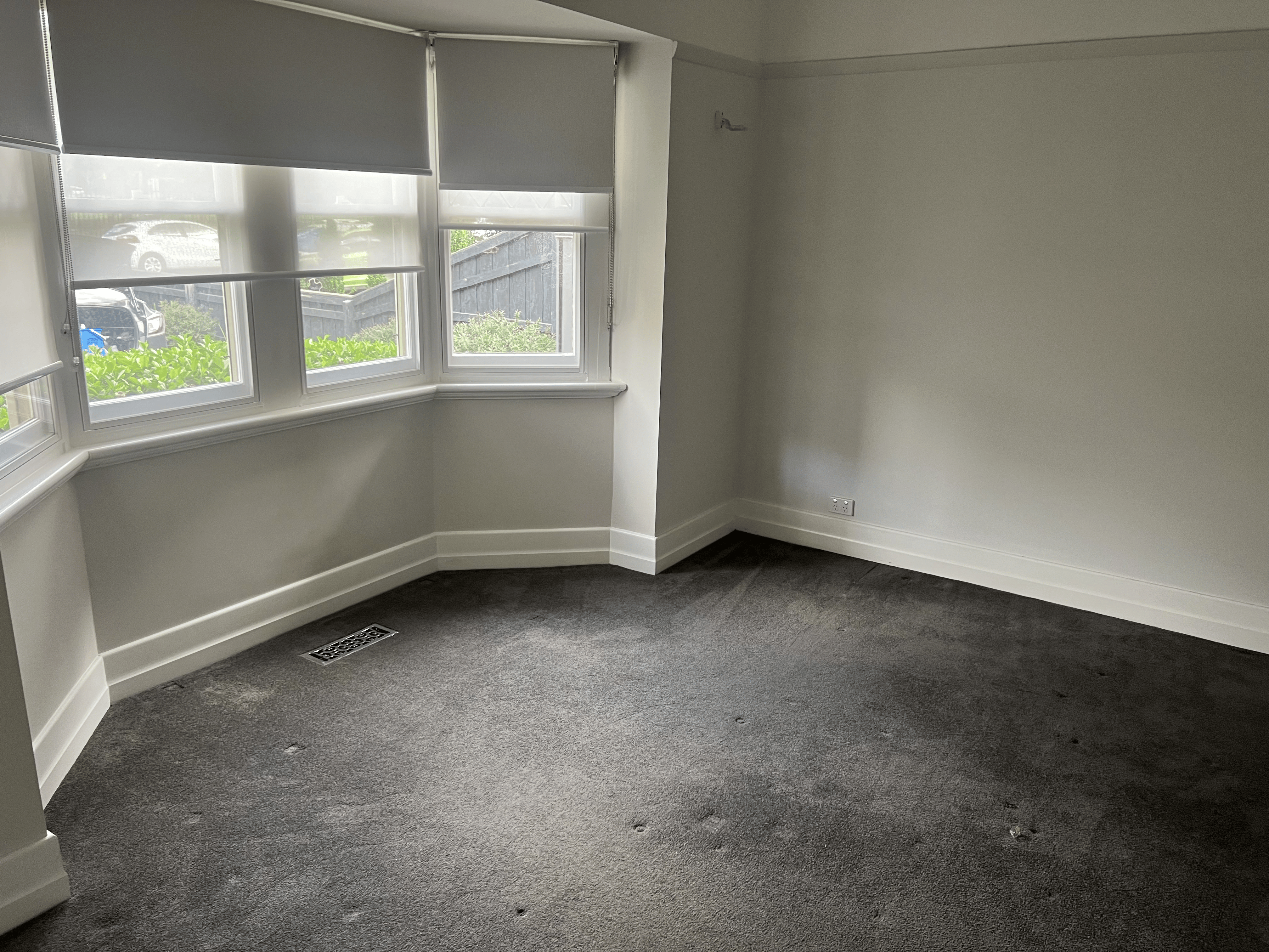 Window and blind cleaning result by Diamond Spark Cleaning